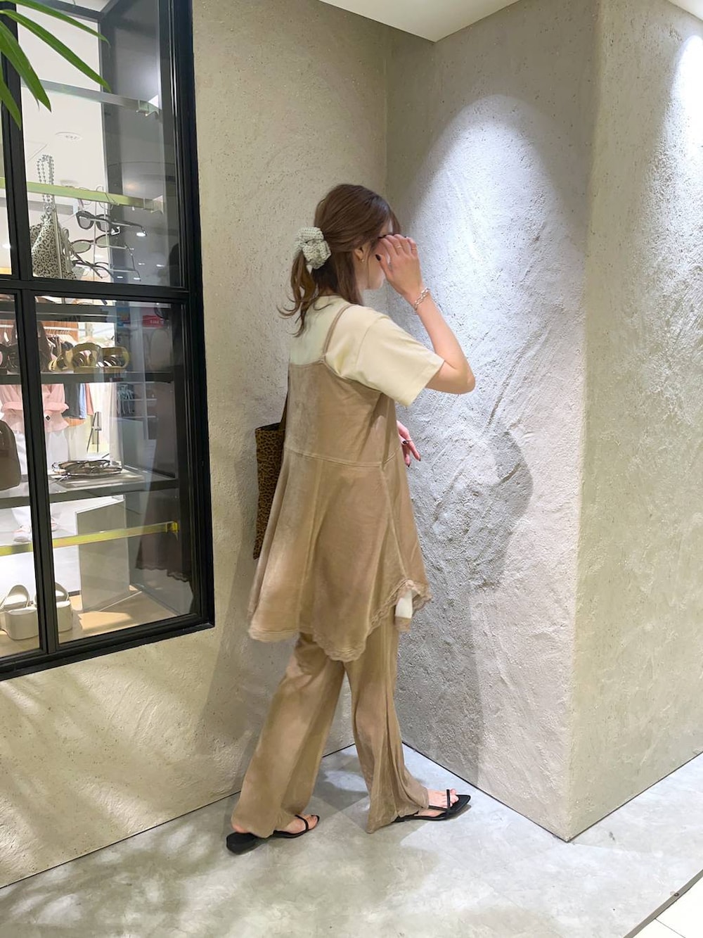 「体型カバー、着痩せ・細見え、ローリーズスタイル_LOWRYS FARM、パンツ」｜「LOWRYS FARMのLFガラトートBAG 284403（トートバッグ、その他）」を使った、MIKAさん（レディース・165cm）の夏コーディネートの2枚目の写真
