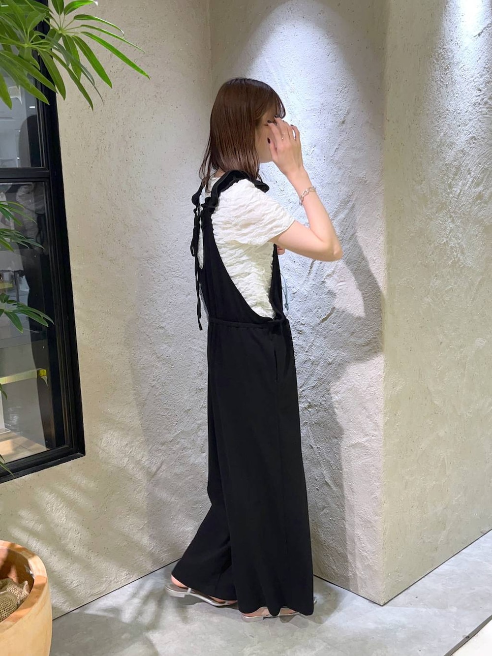 「体型カバー、着痩せ・細見え、ローリーズスタイル_LOWRYS FARM、カジュアルコーデ、きれいめカジュアル、サンダル、サロペット」｜「LOWRYS FARMのマクラメキンチャクツキトート　 284437（トートバッグ、ブルー系）」を使った、MIKAさん（レディース・165cm）の夏コーディネートの2枚目の写真