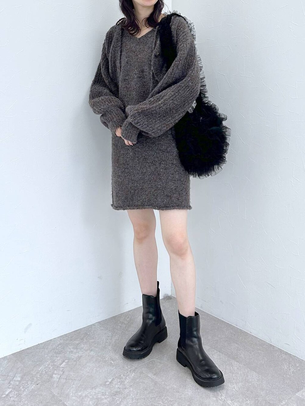 「体型カバー、着痩せ・細見え、ローリーズスタイル_LOWRYS FARM、ワンピース、フェミニン、ブーツ、ショートブーツ、カーディガン、セットアップ、秋冬新作」｜「LOWRYS FARMのサイドゴアブーツ（ブーツ、ブラック系）」を使った、MIKAさん（レディース・165cm）の秋コーディネートの2枚目の写真