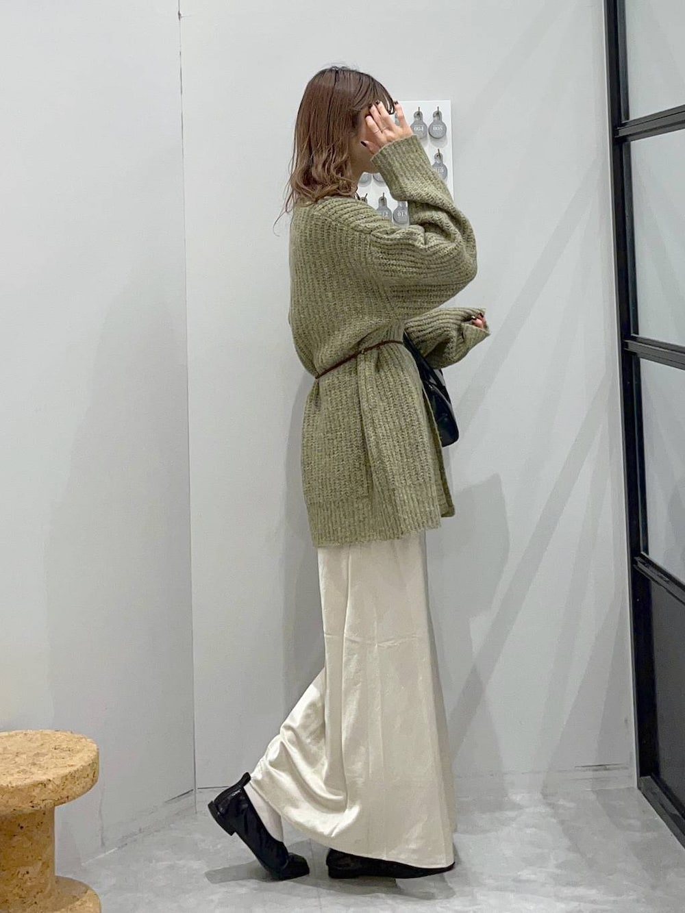 ホワイト系のスカート、ブラック系のボストンバッグ、ホワイト系のTシャツ/カットソーを着用したレディースの秋コーディネートの3枚目の写真