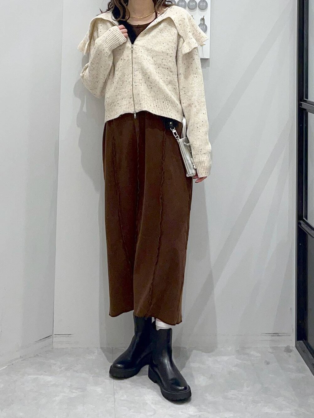 「体型カバー、着痩せ・細見え、ローリーズスタイル_LOWRYS FARM、ワンピース、秋コーデ、秋冬新作、ブーツ、ショートブーツ」｜「Me%のリボンポーチショルダー 103419（ショルダーバッグ、シルバー系）」を使った、MIKAさん（レディース・165cm）の秋コーディネートの2枚目の写真