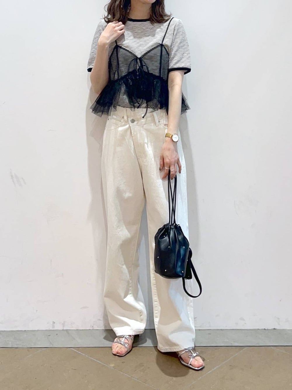 「体型カバー、着痩せ・細見え、ローリーズスタイル_LOWRYS FARM、デニムパンツ」|「LOWRYS FARMのスタッズキンチャクショルダー 109910(ショルダーバッグ、ブラック系)」を使った、MIKAさん(レディース・165cm)の春コーディネートの2枚目の写真