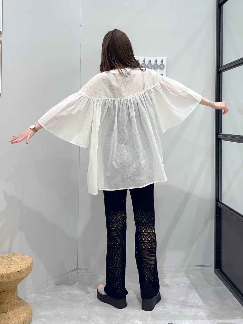 「ローリーズスタイル_LOWRYS FARM、夏コーデ、体型カバー、着痩せ・細見え」｜「LOWRYS FARMのニットクロシェパンツ 105931（その他パンツ、ブラック系）」を使った、MIKAさん（レディース・165cm）の春コーディネートの3枚目の写真