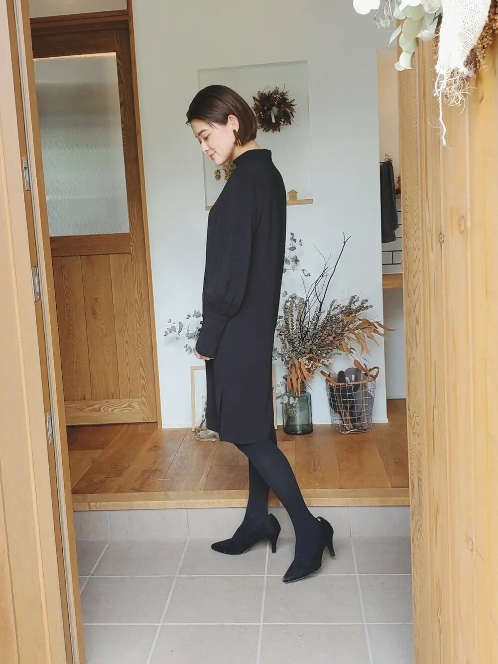 ブラック系のワンピースを着用したレディースの夏コーディネートの2枚目の写真