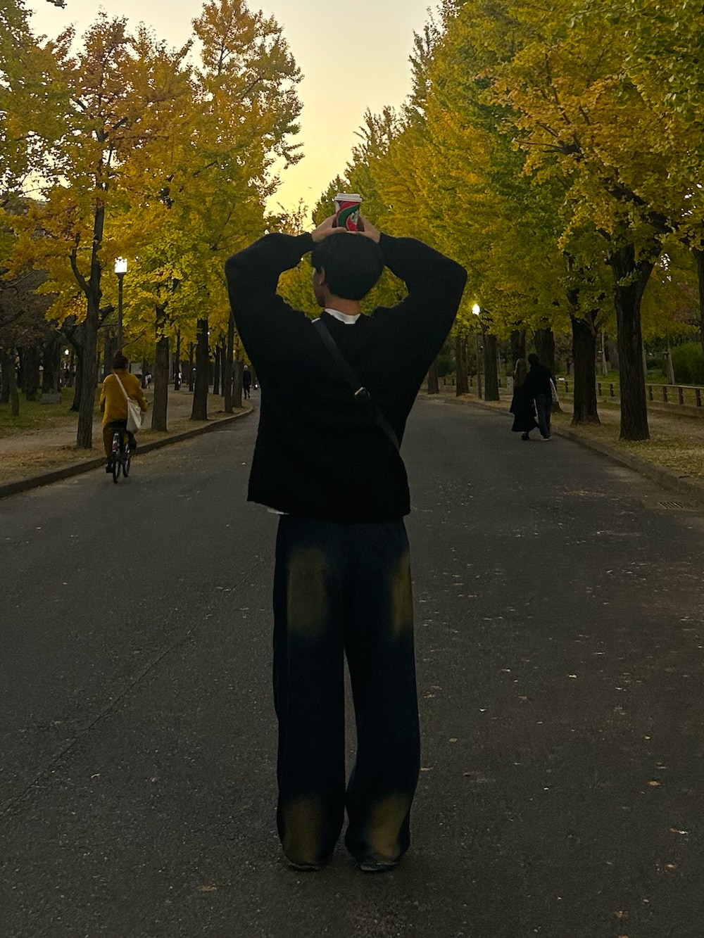 ブラック系のスウェット、ブルー系のデニムパンツを着用したメンズの春コーディネートの2枚目の写真