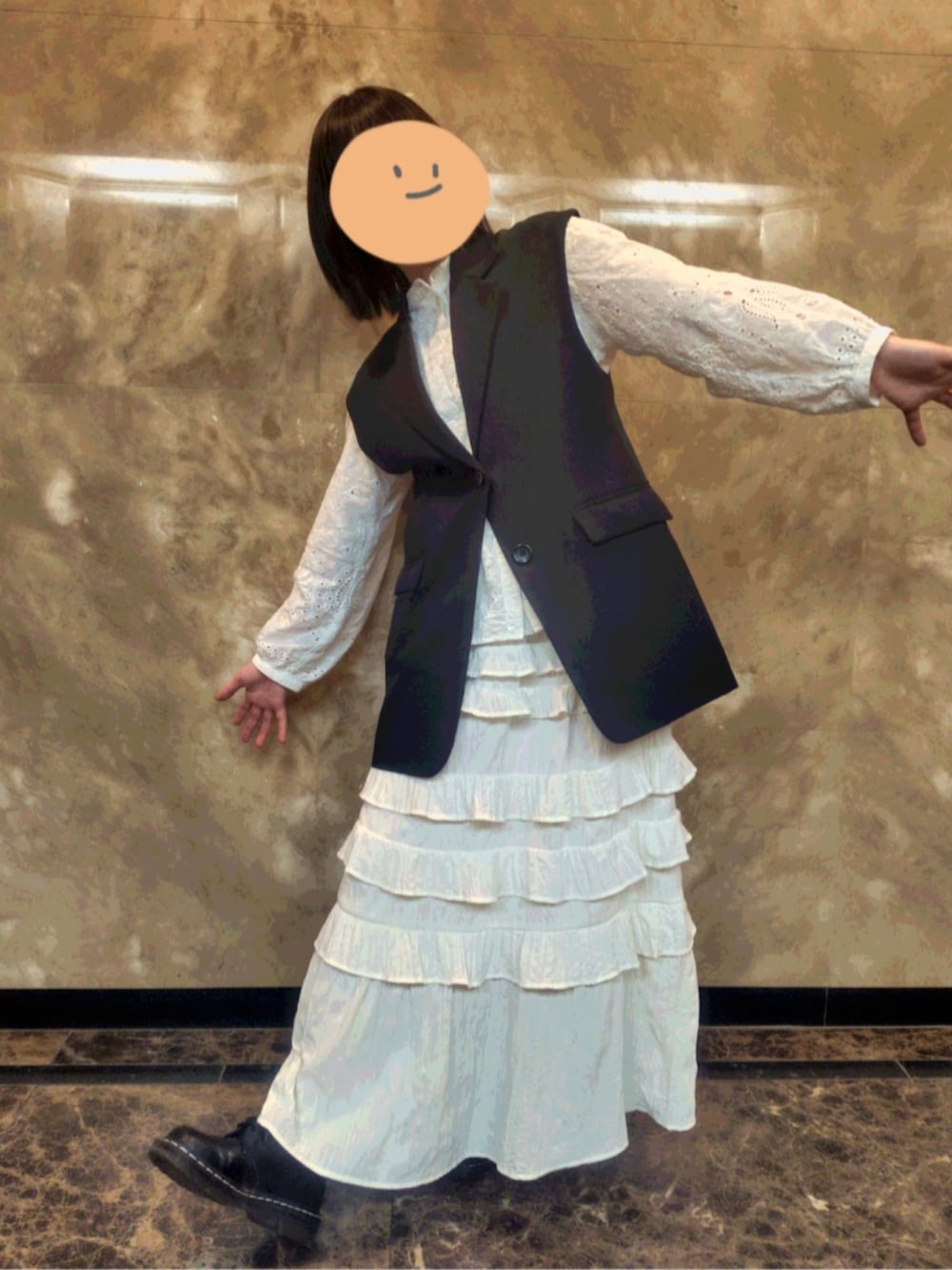 ブラック系のその他アウター、ホワイト系のスカート、ブラック系のドレスシューズを着用したレディースの春コーディネートの2枚目の写真