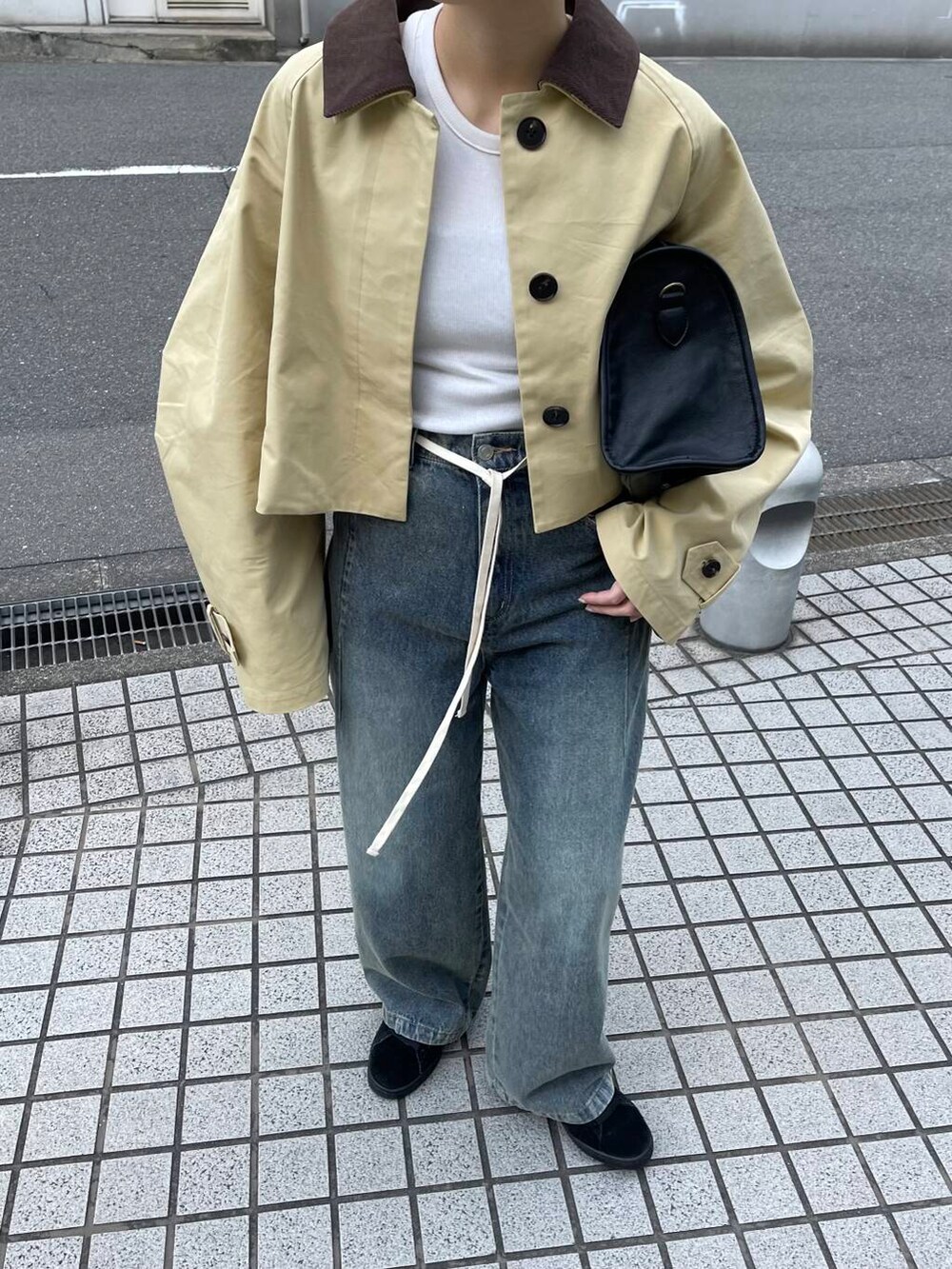 ブラック系のサンダル、ベージュ系のその他アウターを着用したレディースの冬コーディネートの4枚目の写真