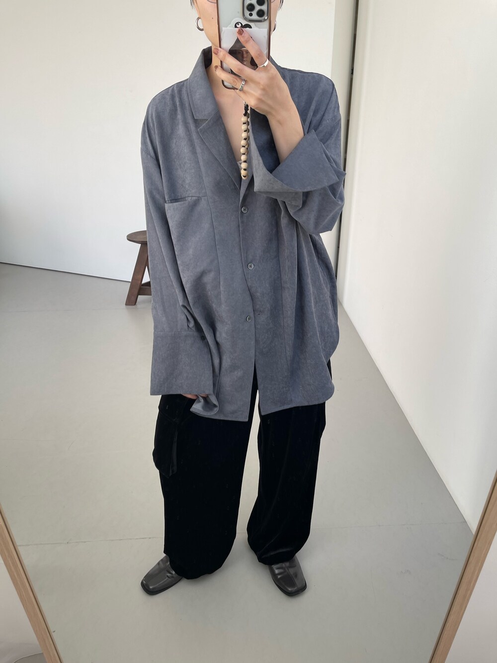 グレー系のシャツ/ブラウス、ブラック系のその他パンツを着用したレディースの秋コーディネートの3枚目の写真