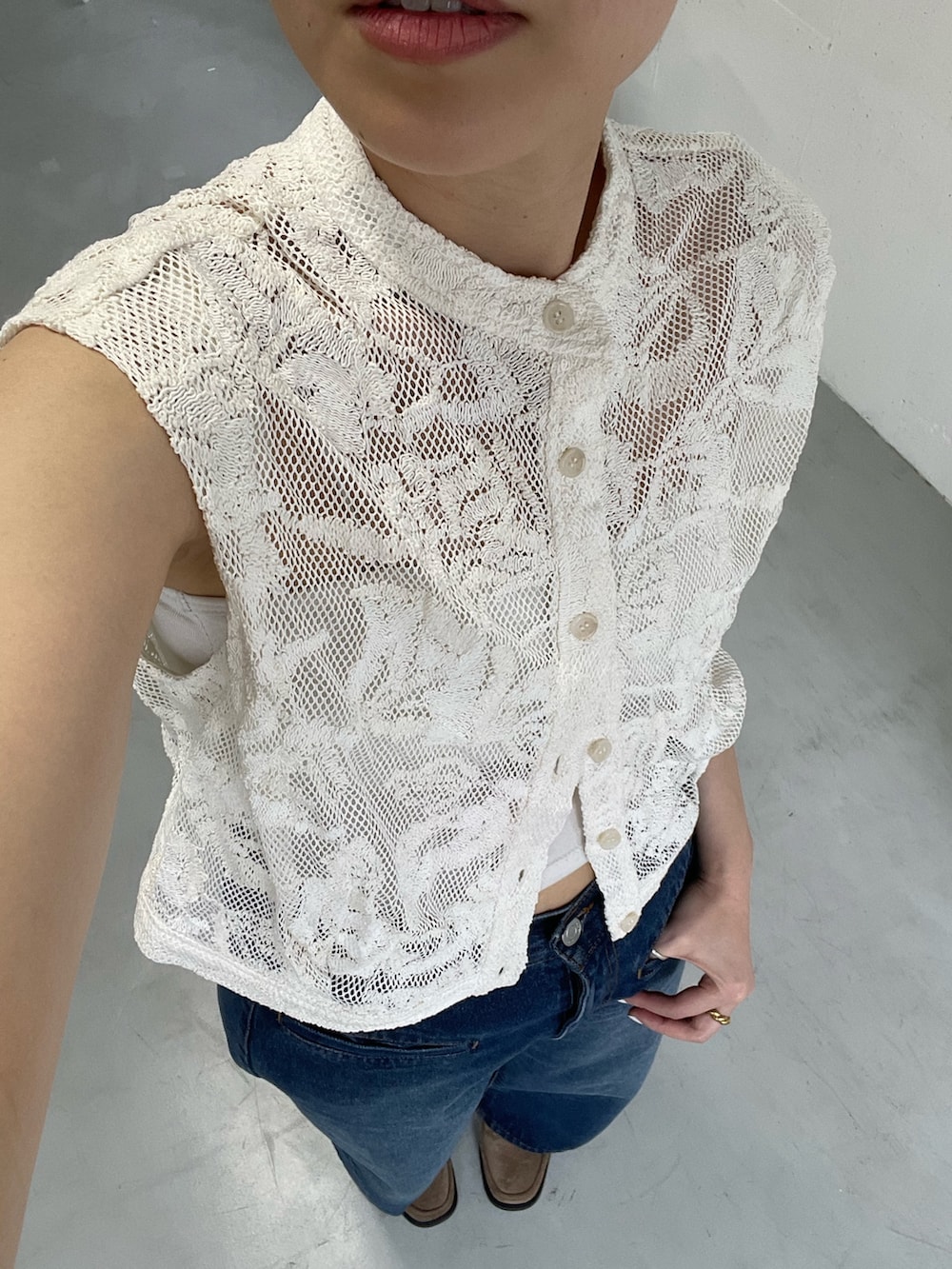 ホワイト系のシャツ/ブラウス、ベージュ系のローファーを着用したレディースの春コーディネートの3枚目の写真