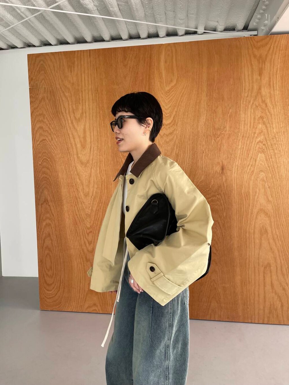 ブラック系のサンダル、ベージュ系のその他アウターを着用したレディースの冬コーディネートの3枚目の写真