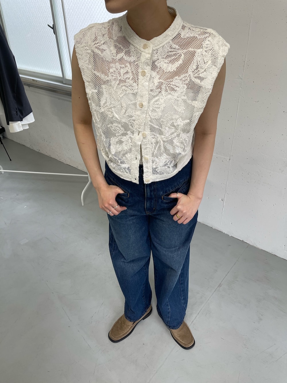 ホワイト系のシャツ/ブラウス、ベージュ系のローファーを着用したレディースの春コーディネートの2枚目の写真