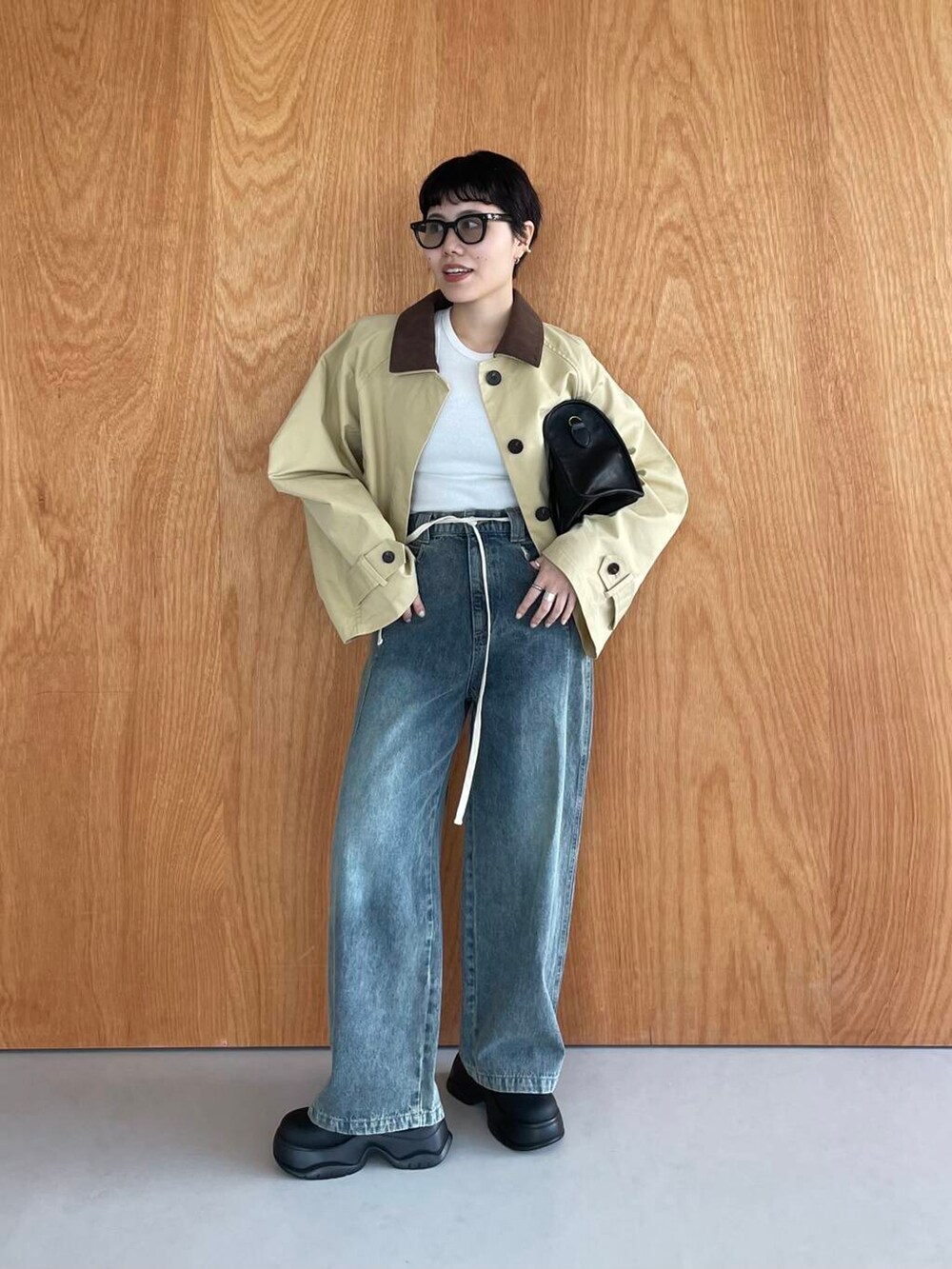 ブラック系のサンダル、ベージュ系のその他アウターを着用したレディースの冬コーディネートの2枚目の写真