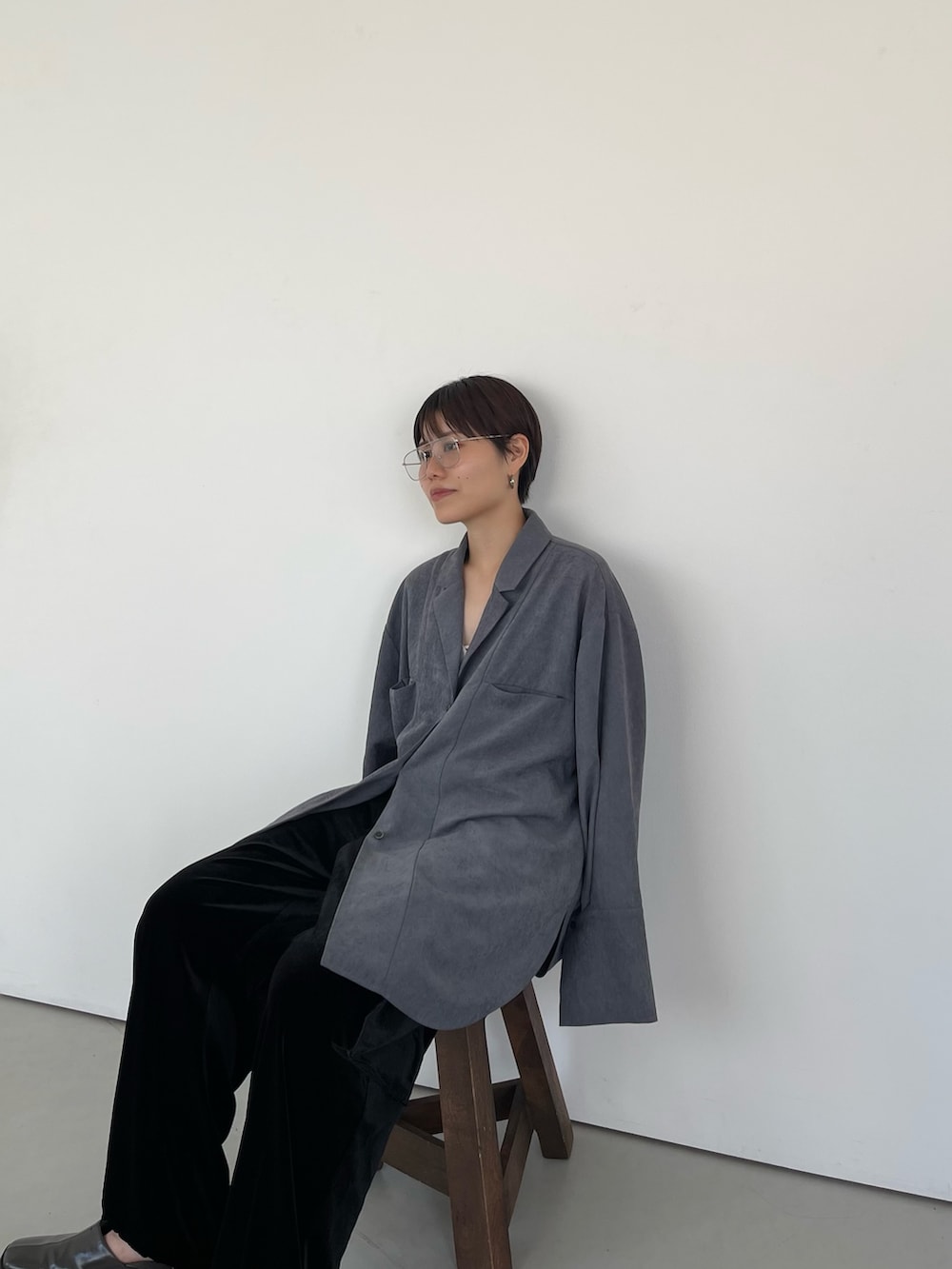 グレー系のシャツ/ブラウス、ブラック系のその他パンツを着用したレディースの秋コーディネートの2枚目の写真