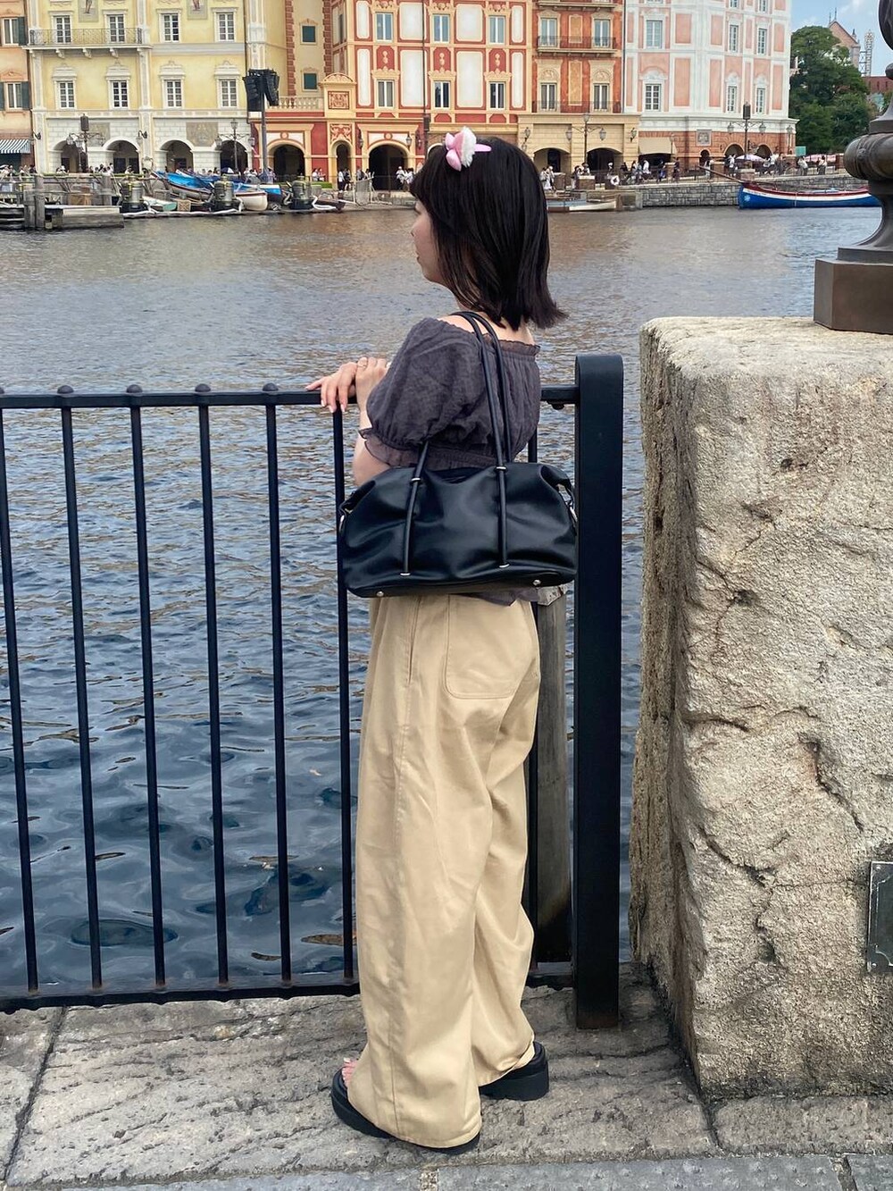 グレー系のシャツ/ブラウス、ベージュ系のその他パンツを着用したレディースの夏コーディネートの2枚目の写真