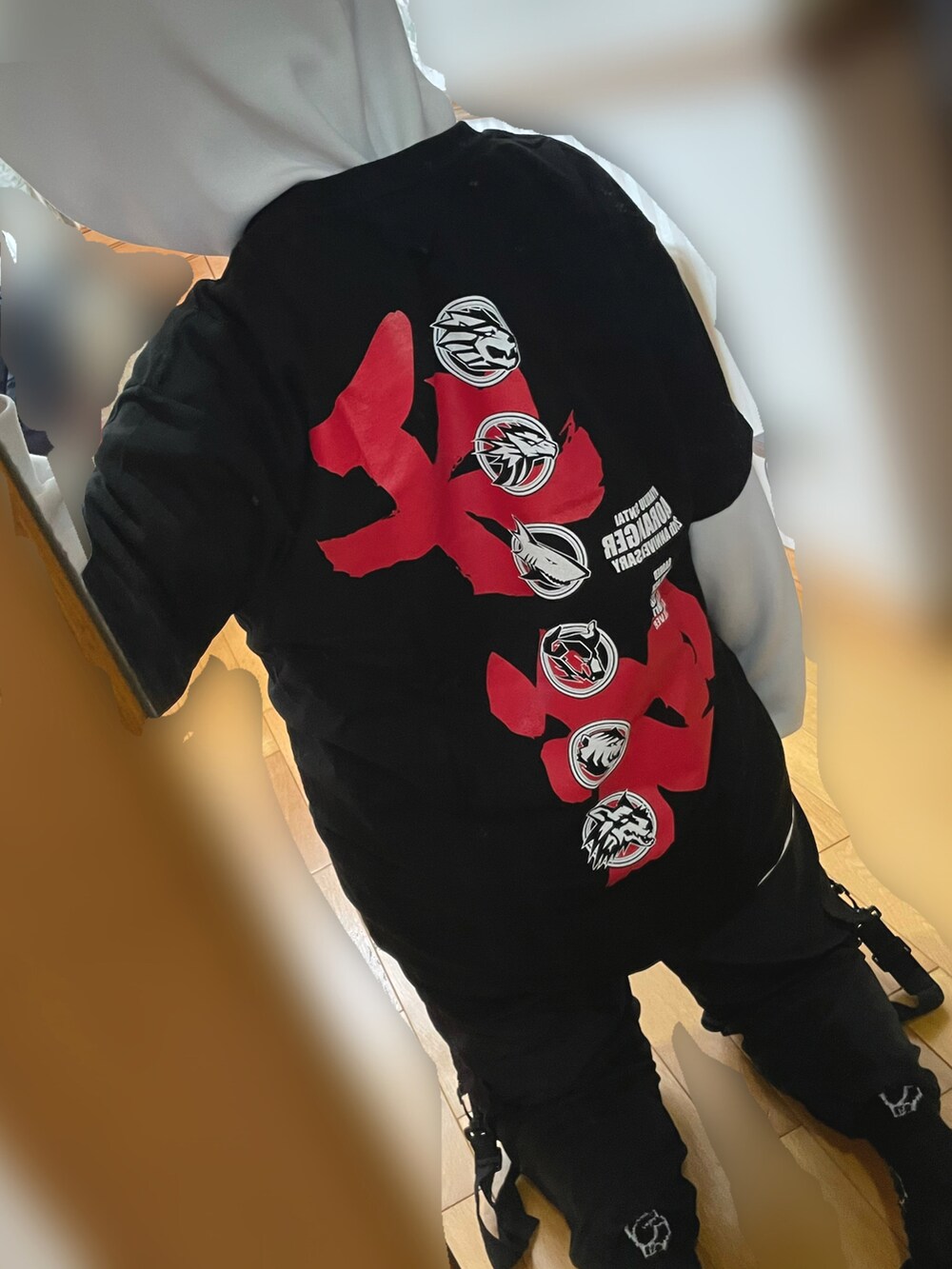 ブラック系のTシャツ/カットソー、ホワイト系のパーカー、ブラック系のカーゴパンツを着用したレディースの春コーディネートの2枚目の写真