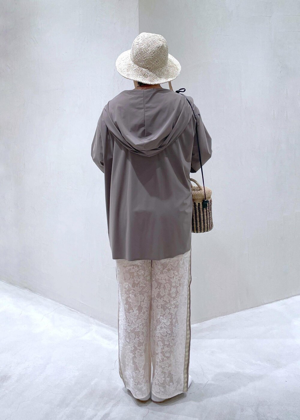 ホワイト系のその他シューズ、ホワイト系のショルダーバッグ、ホワイト系のその他パンツを着用したレディースの夏コーディネートの7枚目の写真