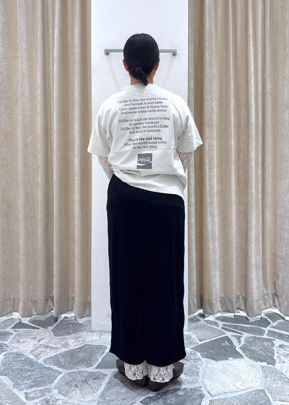 ブラック系のスカート、ホワイト系のその他トップス、ブラウン系のハンドバッグを着用したレディースの夏コーディネートの5枚目の写真