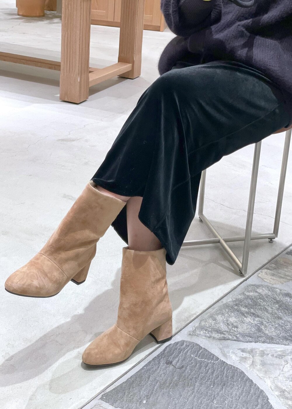 ブラック系のスカート、レッド系のカーディガン/ボレロ、グリーン系のTシャツ/カットソーを着用したレディースの秋コーディネートの5枚目の写真