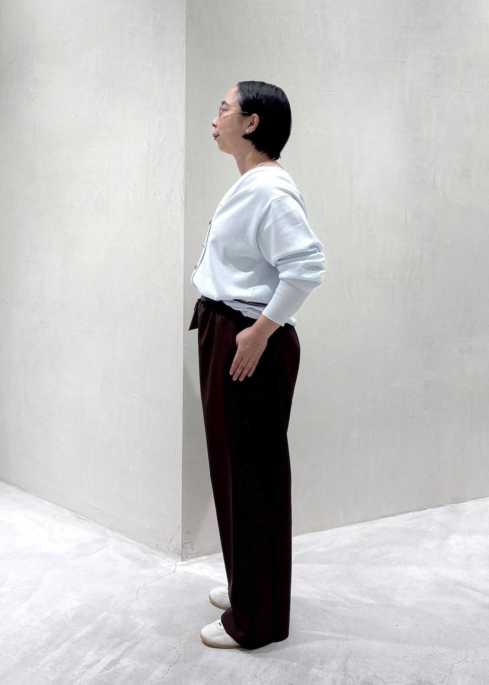 ブラウン系のその他パンツ、ブルー系のカーディガン/ボレロ、ホワイト系のスニーカーを着用したレディースの春コーディネートの4枚目の写真