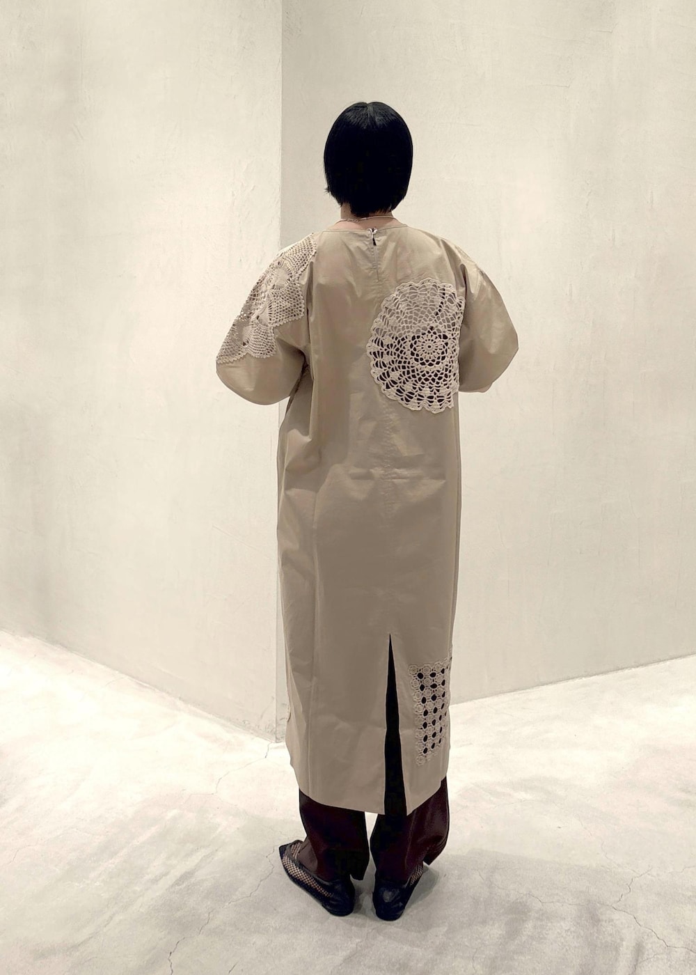 ブラウン系のローファー、ブラウン系のその他パンツ、シルバー系のネックレスを着用したレディースの春コーディネートの5枚目の写真