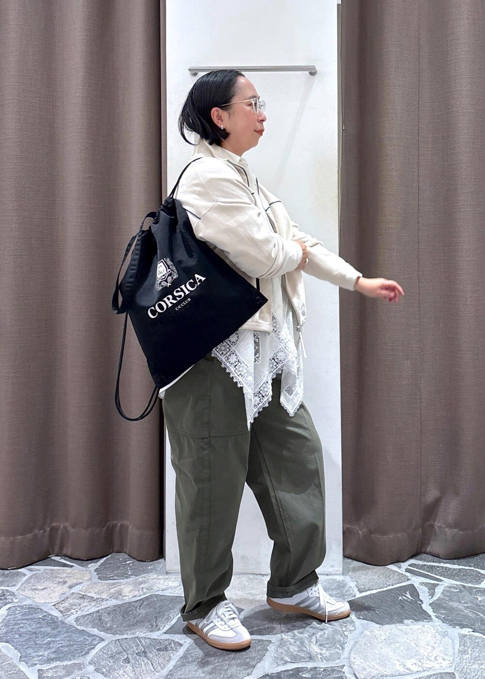 ホワイト系のシャツ/ブラウス、ホワイト系のカーディガン/ボレロ、グリーン系のその他パンツを着用したレディースの冬コーディネートの9枚目の写真