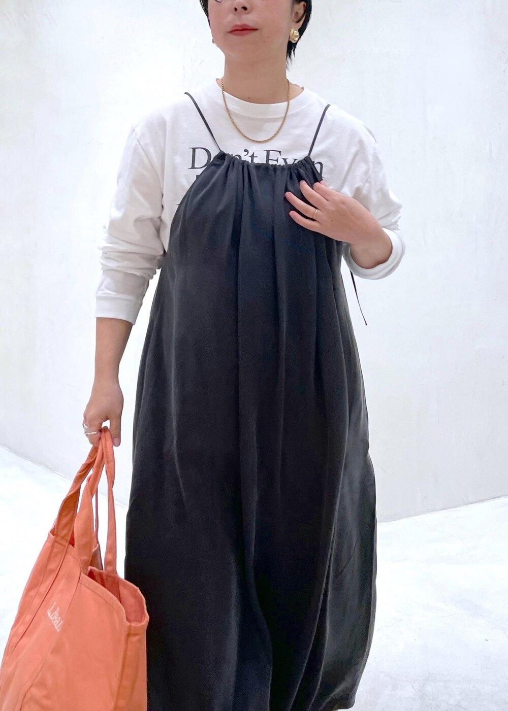 イエロー系のその他パンツ、ホワイト系のTシャツ/カットソー、グレー系のワンピースを着用したレディースの春コーディネートの5枚目の写真
