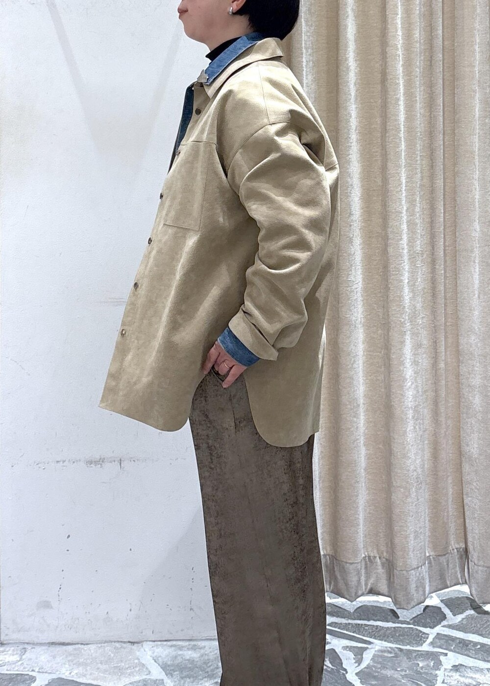 ベージュ系のシャツ/ブラウス、ブルー系のデニムジャケット、ゴールド系のその他パンツを着用したレディースの冬コーディネートの8枚目の写真