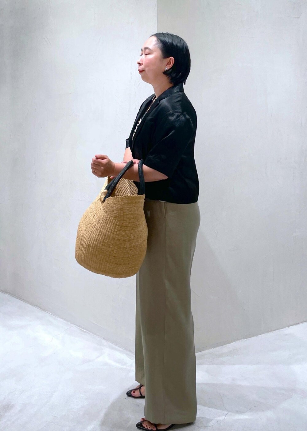 ベージュ系のキャミソール、ブラック系のサンダル、グレー系のその他パンツを着用したレディースの夏コーディネートの5枚目の写真