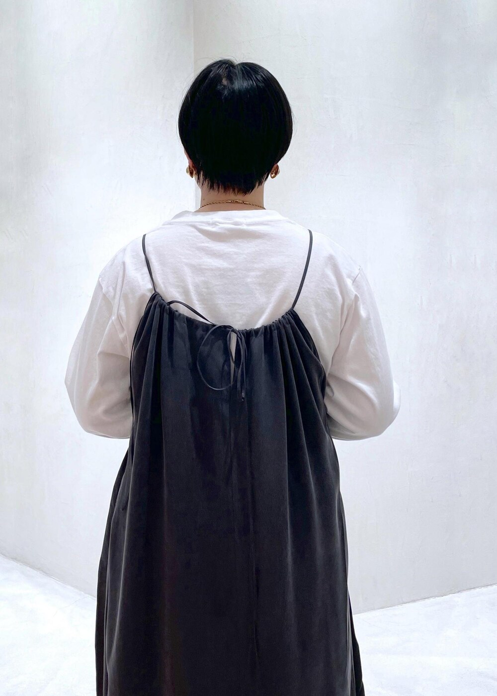 イエロー系のその他パンツ、ホワイト系のTシャツ/カットソー、グレー系のワンピースを着用したレディースの春コーディネートの6枚目の写真