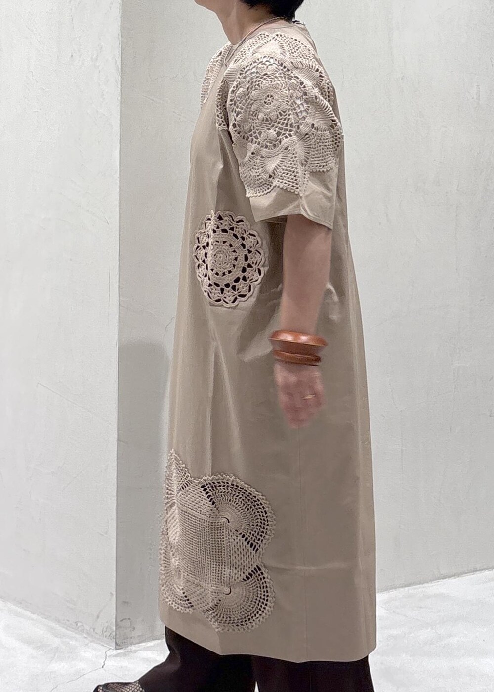 ブラウン系のローファー、ブラウン系のその他パンツ、シルバー系のネックレスを着用したレディースの春コーディネートの7枚目の写真