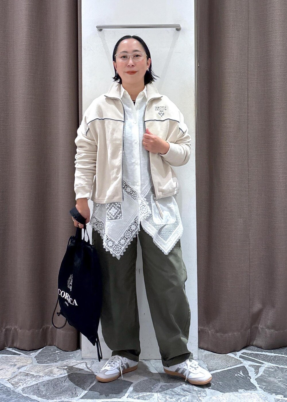 ホワイト系のシャツ/ブラウス、ホワイト系のカーディガン/ボレロ、グリーン系のその他パンツを着用したレディースの冬コーディネートの6枚目の写真