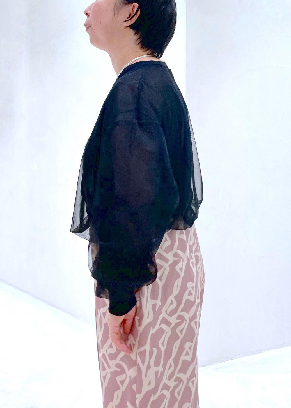 イエロー系のその他パンツ、ブラック系のサンダル、ブラック系のTシャツ/カットソーを着用したレディースの春コーディネートの7枚目の写真