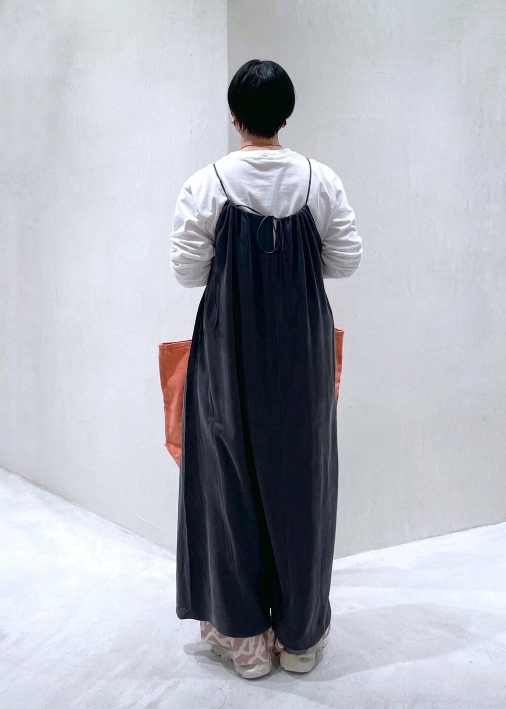 イエロー系のその他パンツ、ホワイト系のTシャツ/カットソー、グレー系のワンピースを着用したレディースの春コーディネートの4枚目の写真
