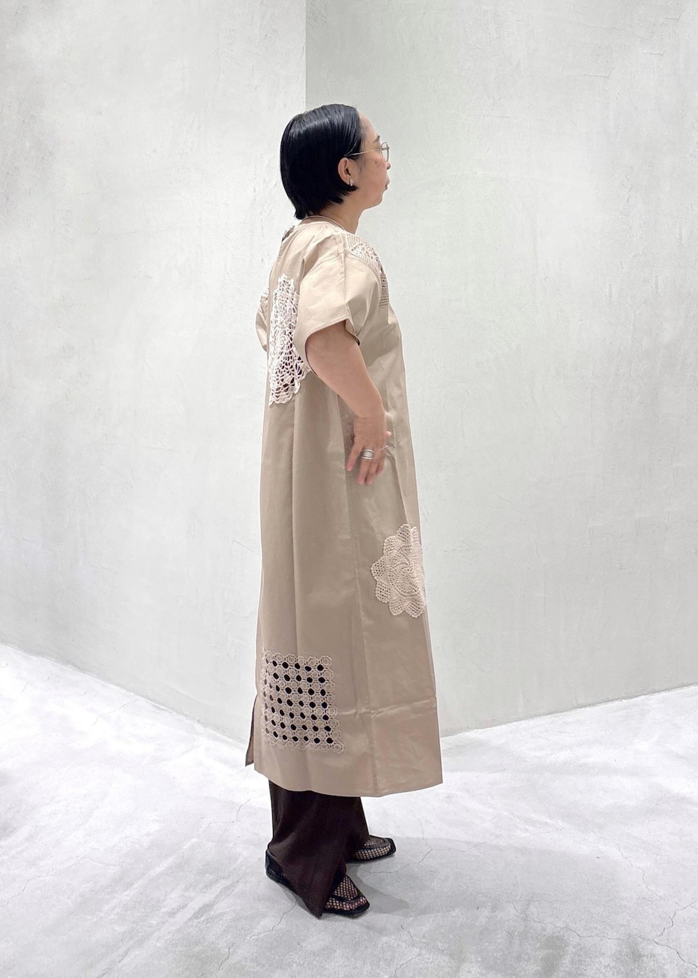 ブラウン系のローファー、ブラウン系のその他パンツ、シルバー系のネックレスを着用したレディースの春コーディネートの3枚目の写真