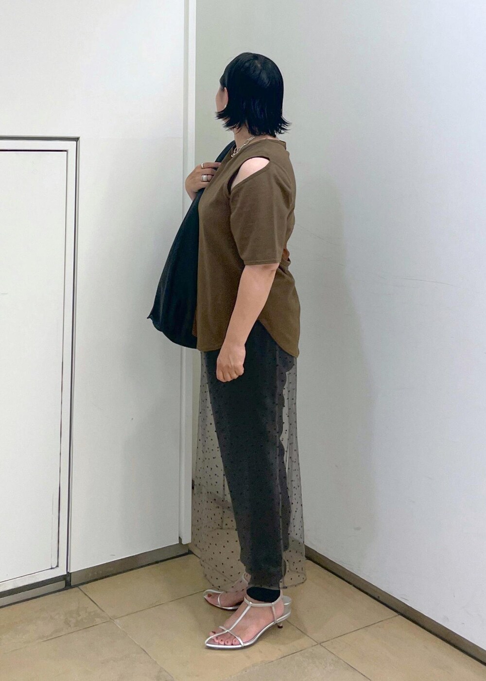 グレー系のその他パンツ、シルバー系のサンダル、ブラウン系のTシャツ/カットソーを着用したレディースの夏コーディネートの3枚目の写真