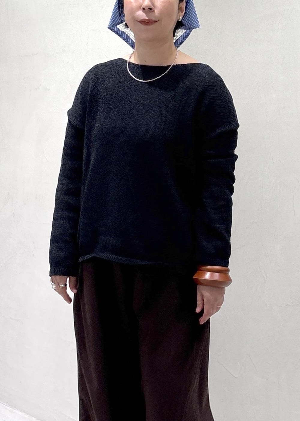 ブラウン系のその他パンツ、ベージュ系のトートバッグ、ブラウン系のローファーを着用したレディースの春コーディネートの6枚目の写真