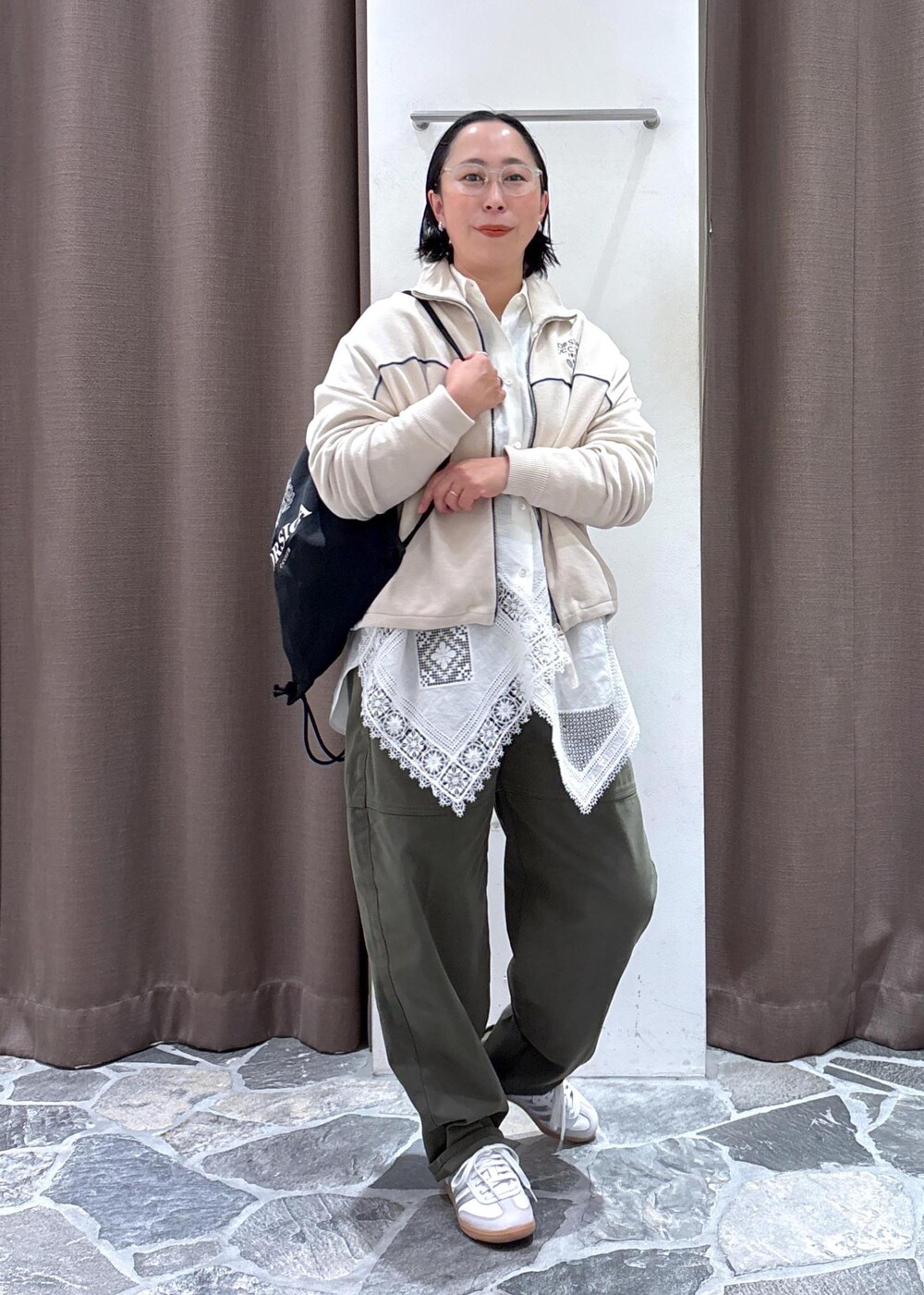 ホワイト系のシャツ/ブラウス、ホワイト系のカーディガン/ボレロ、グリーン系のその他パンツを着用したレディースの冬コーディネートの2枚目の写真