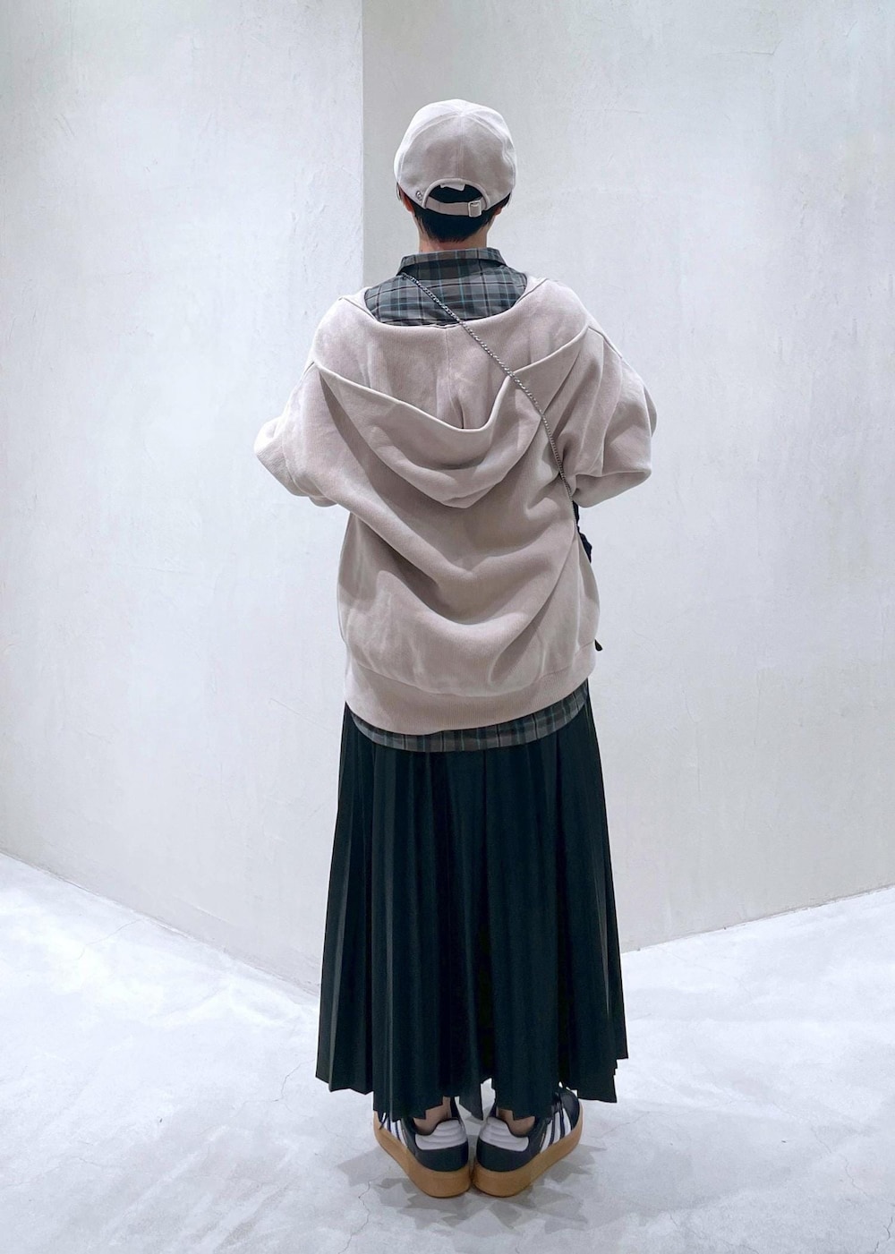 ブルー系のシャツ/ブラウス、ブラック系のスカート、ブラック系のショルダーバッグを着用したレディースの秋コーディネートの6枚目の写真