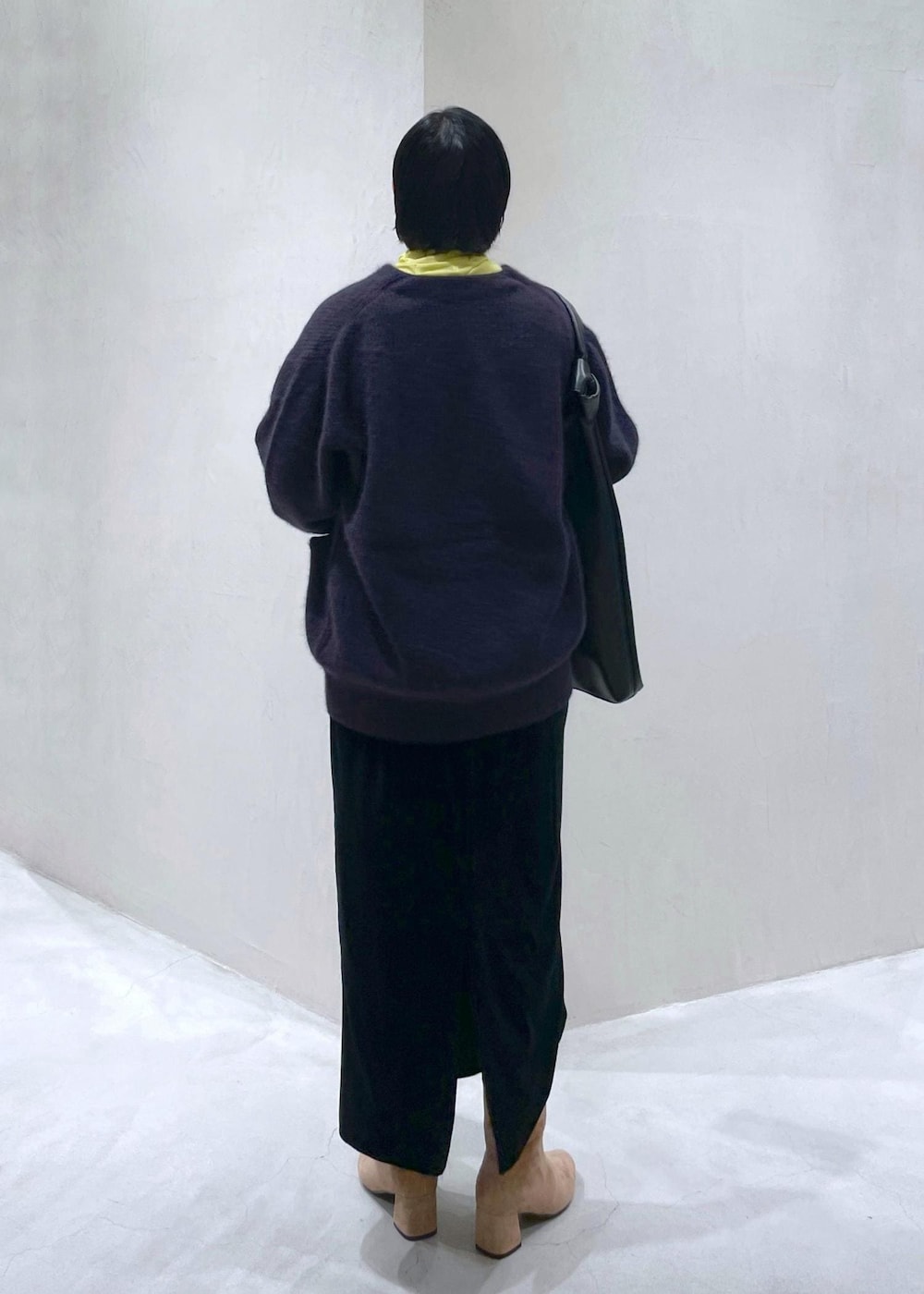 ブラック系のスカート、レッド系のカーディガン/ボレロ、グリーン系のTシャツ/カットソーを着用したレディースの秋コーディネートの3枚目の写真