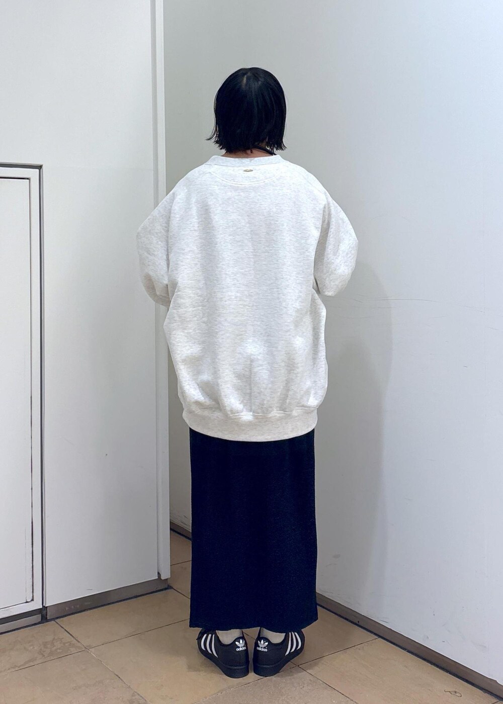 グレー系のスウェット、ブルー系のスカート、グレー系のヘアバンドを着用したレディースの冬コーディネートの8枚目の写真