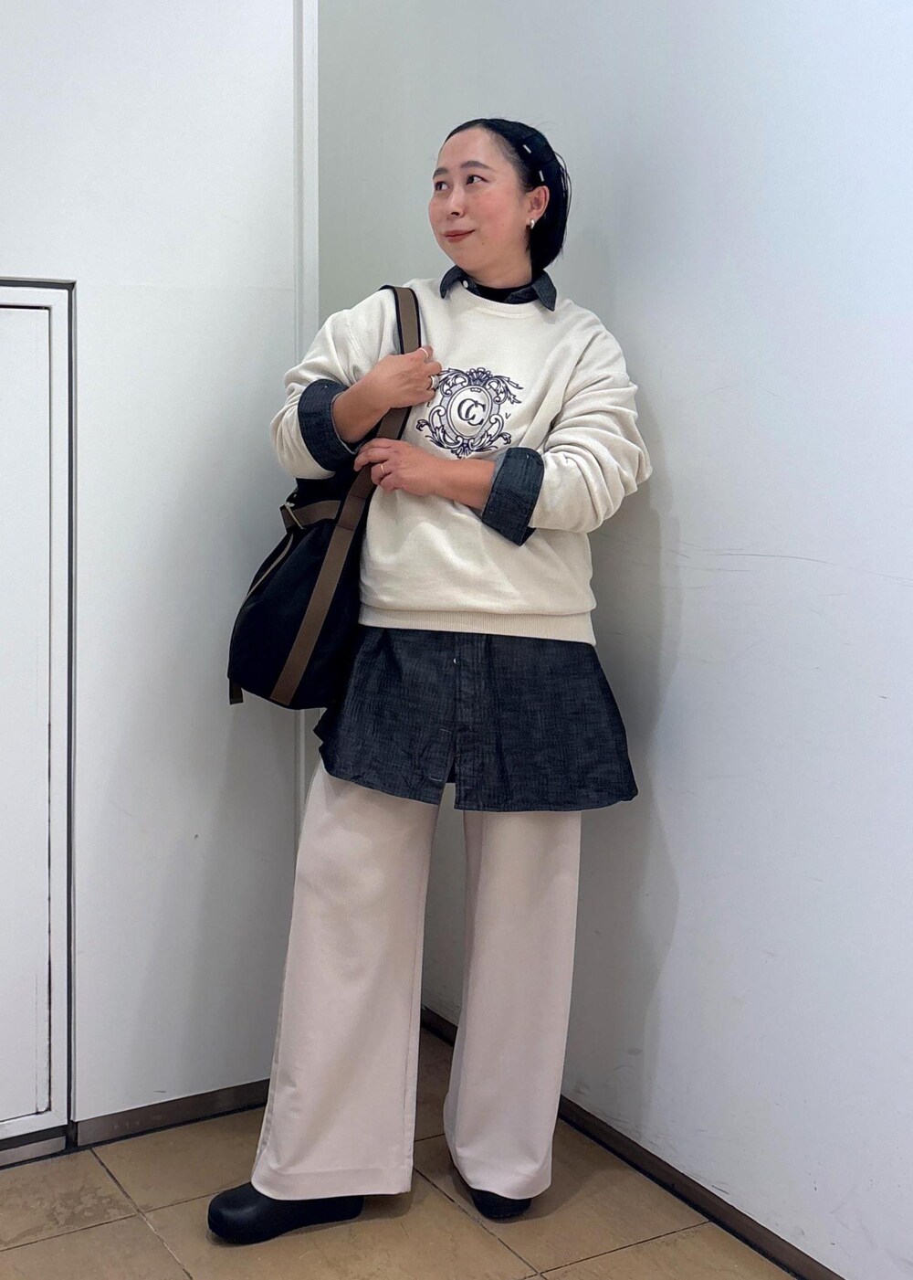 ブラック系のTシャツ/カットソー、ホワイト系のスウェット、ブラック系のトートバッグを着用したレディースの冬コーディネートの5枚目の写真