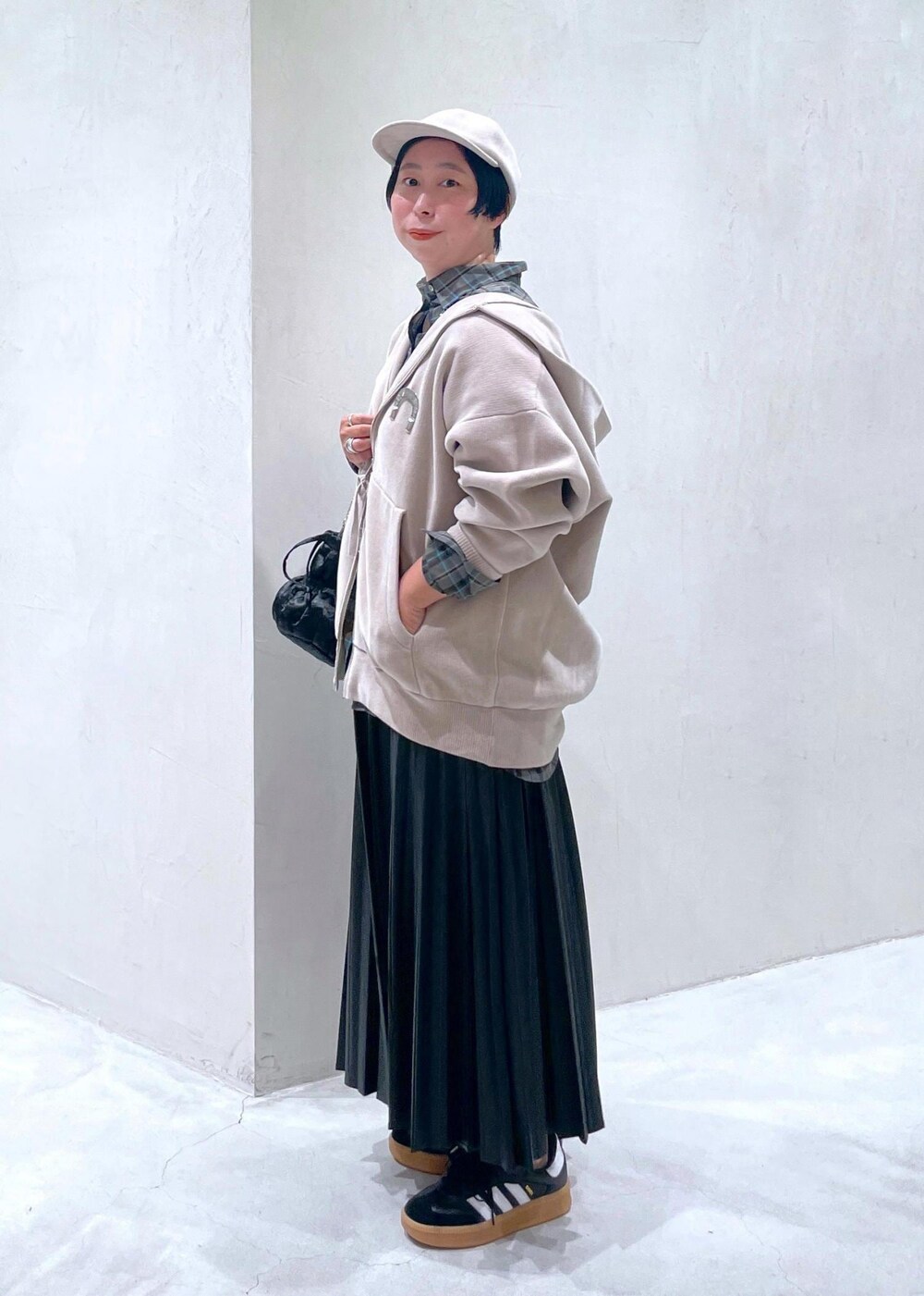 ブルー系のシャツ/ブラウス、ブラック系のスカート、ブラック系のショルダーバッグを着用したレディースの秋コーディネートの4枚目の写真