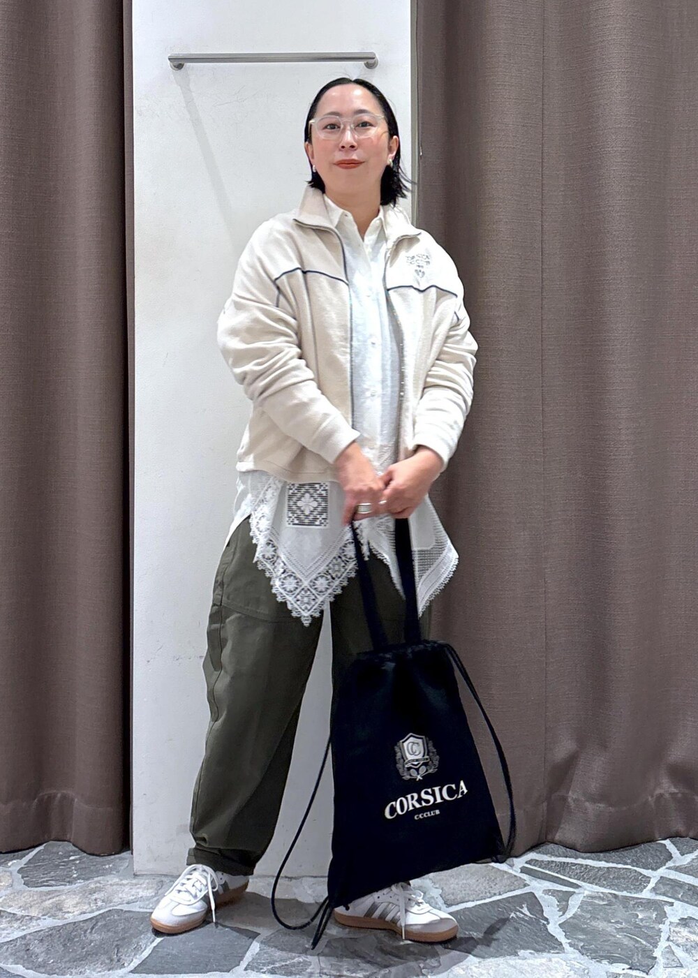 ホワイト系のシャツ/ブラウス、ホワイト系のカーディガン/ボレロ、グリーン系のその他パンツを着用したレディースの冬コーディネートの3枚目の写真