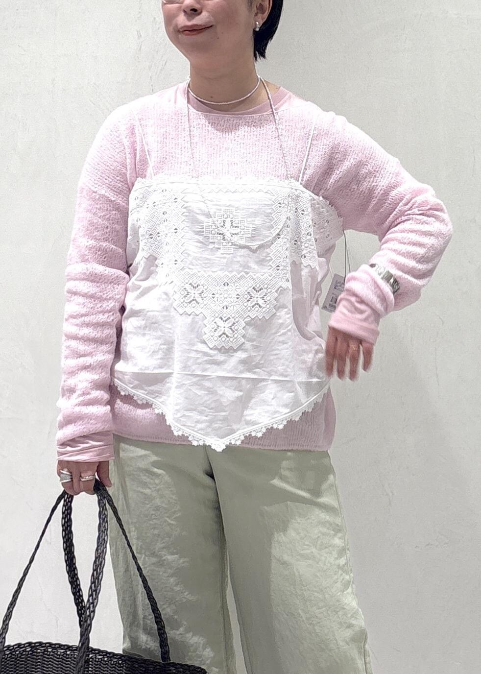 ホワイト系のキャミソール、グリーン系のその他パンツ、ピンク系のTシャツ/カットソーを着用したレディースの冬コーディネートの7枚目の写真