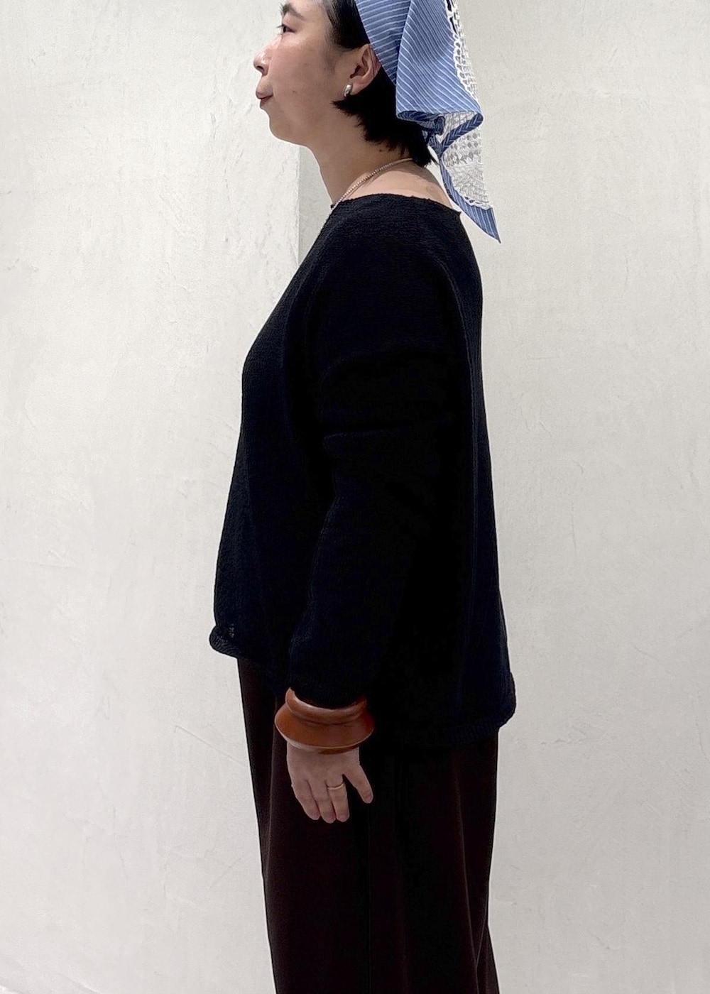 ブラウン系のその他パンツ、ベージュ系のトートバッグ、ブラウン系のローファーを着用したレディースの春コーディネートの7枚目の写真