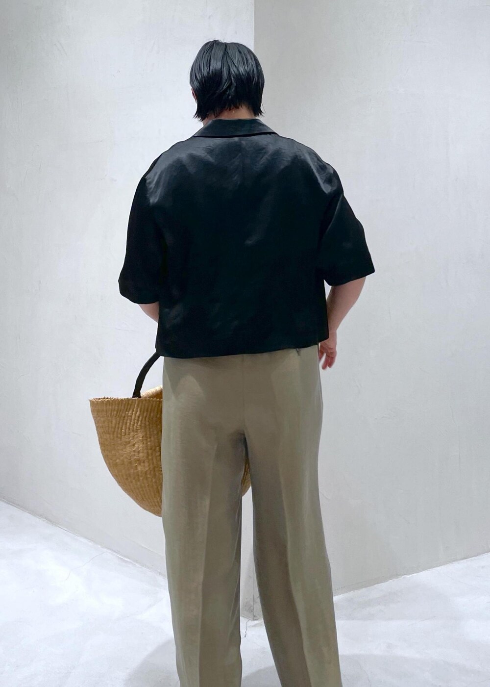 ベージュ系のキャミソール、ブラック系のサンダル、グレー系のその他パンツを着用したレディースの夏コーディネートの6枚目の写真