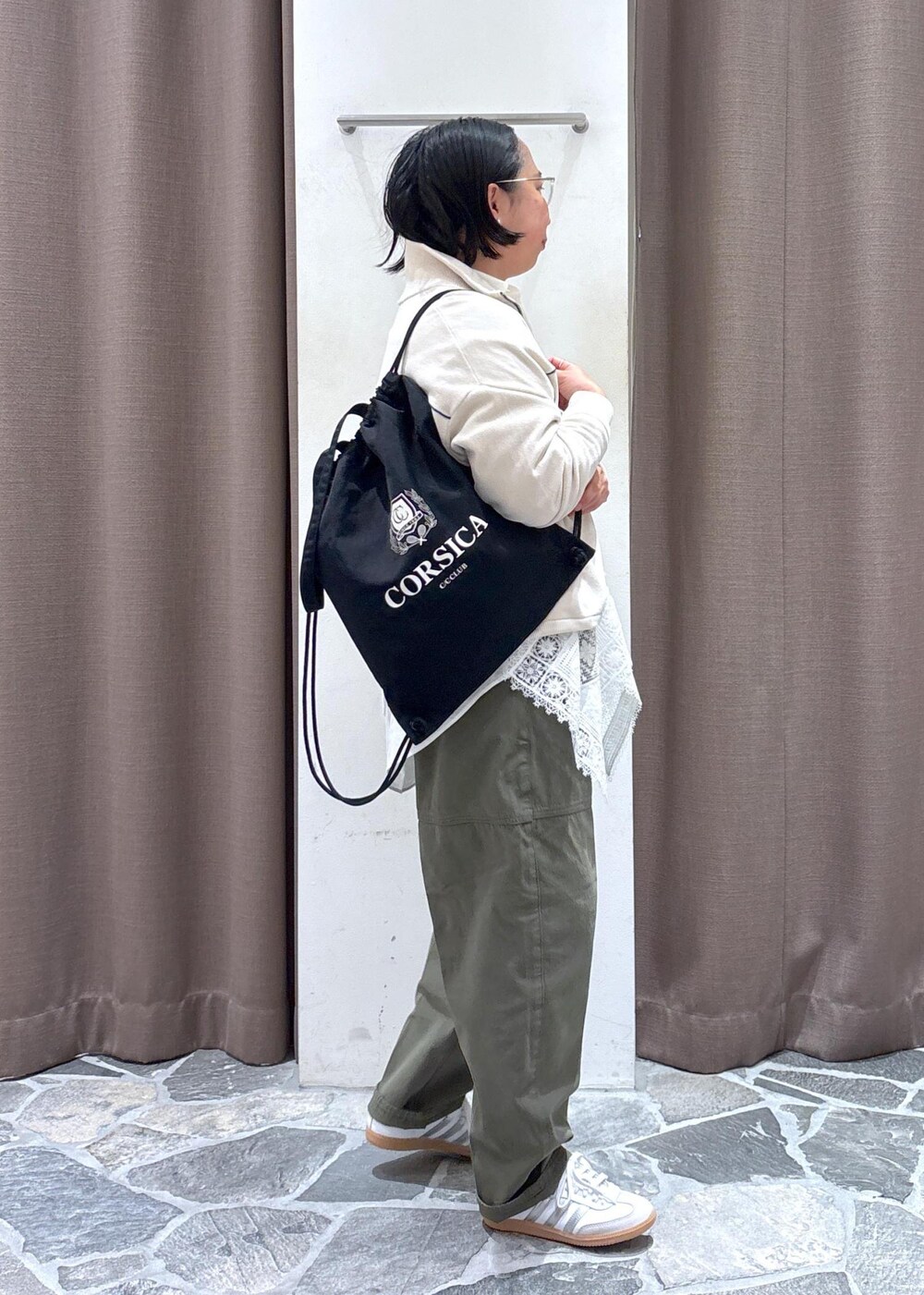 ホワイト系のシャツ/ブラウス、ホワイト系のカーディガン/ボレロ、グリーン系のその他パンツを着用したレディースの冬コーディネートの7枚目の写真