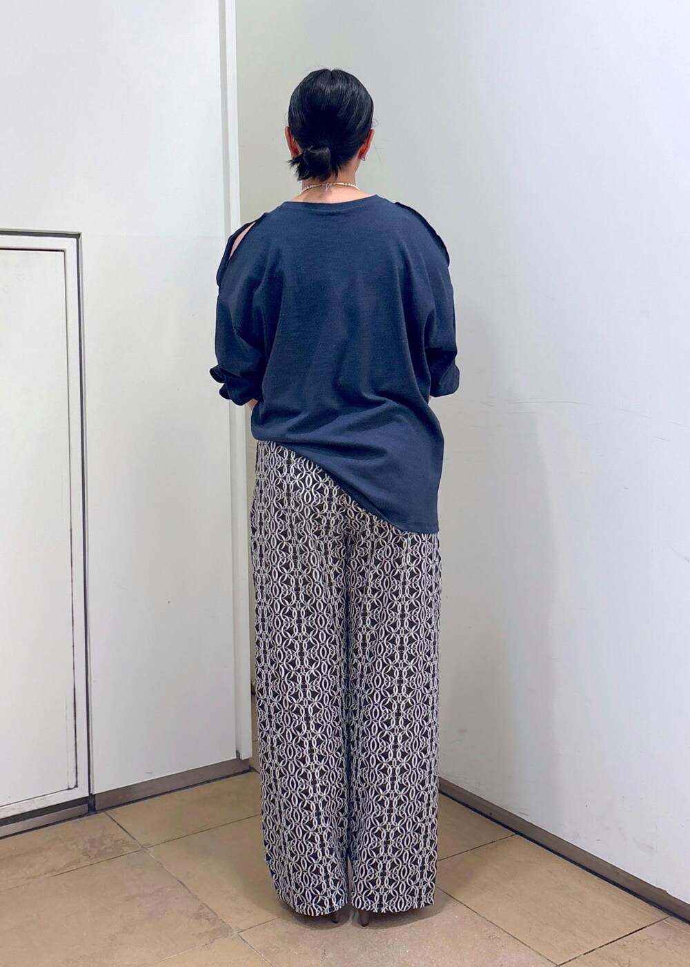 ブラック系のその他パンツ、ベージュ系のショルダーバッグ、グリーン系のパンプスを着用したレディースの夏コーディネートの5枚目の写真