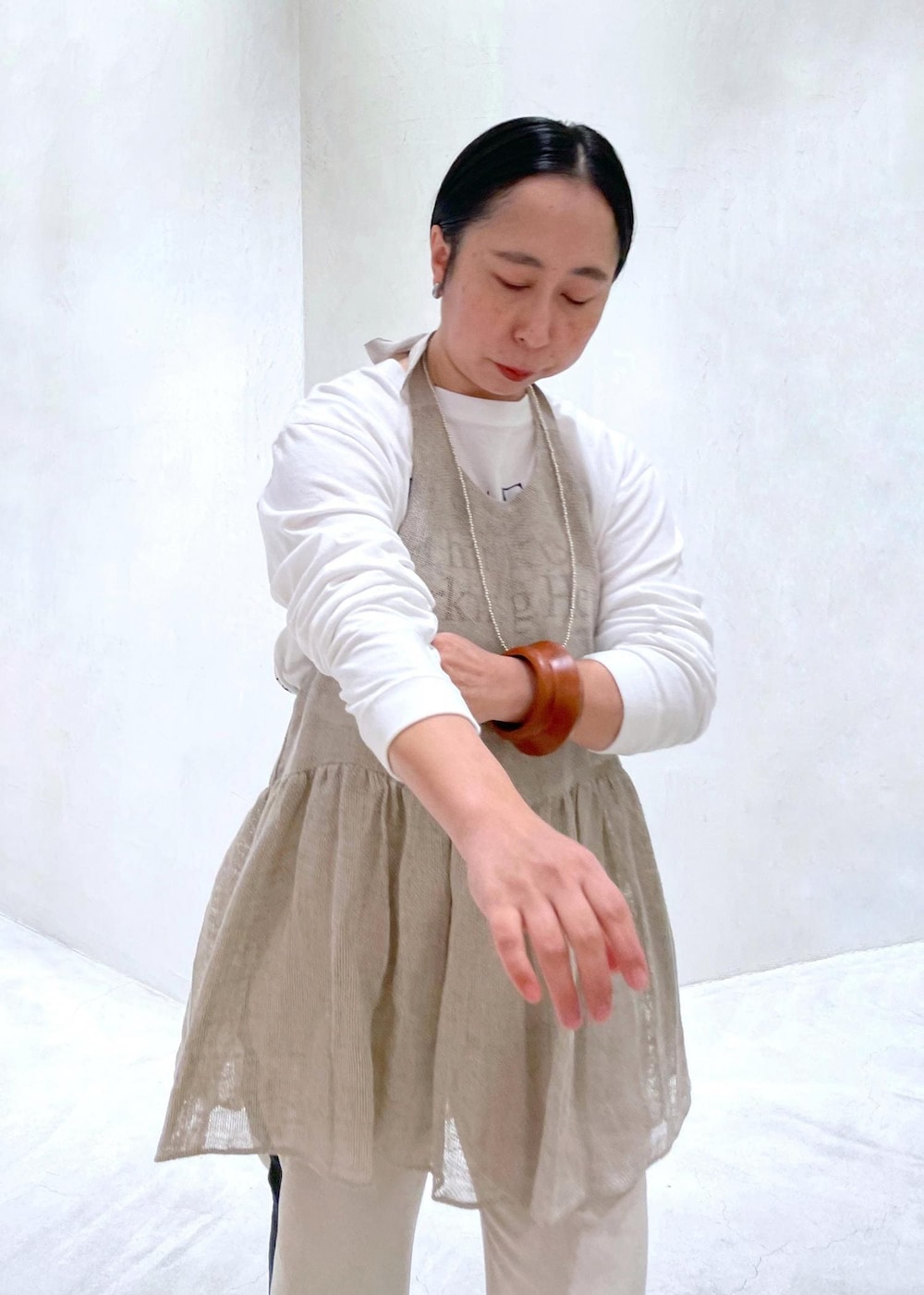 ホワイト系のTシャツ/カットソー、ホワイト系のその他パンツ、ホワイト系のベストを着用したレディースの春コーディネートの5枚目の写真