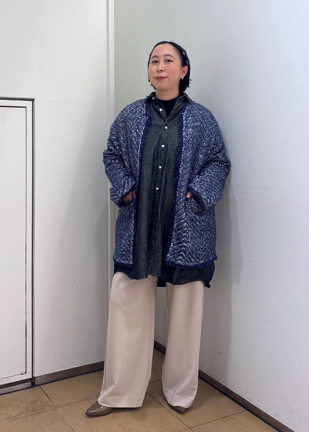 ブルー系のカーディガン/ボレロ、ブラウン系のショルダーバッグ、ホワイト系のその他パンツを着用したレディースの冬コーディネートの7枚目の写真